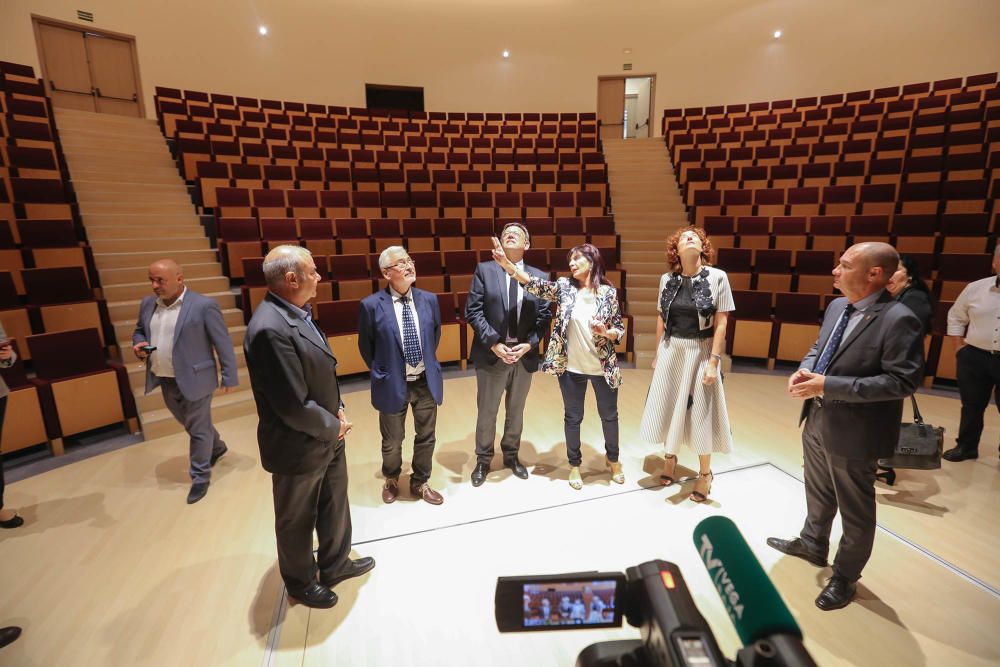 Visita de Puig al Auditorio Internacional de Torrevieja que estrena programación permanente tras seis años infrautilizado