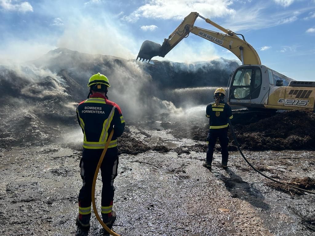 Prosiguen las labores de extición del fuego del vertedero de Formentera
