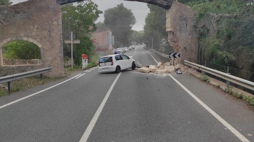Un coche causa grandes daños en el &quot;Pont des Canet&quot; de Son Servera