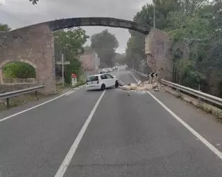 Un coche causa grandes daños en el "Pont den Calet" de Son Servera