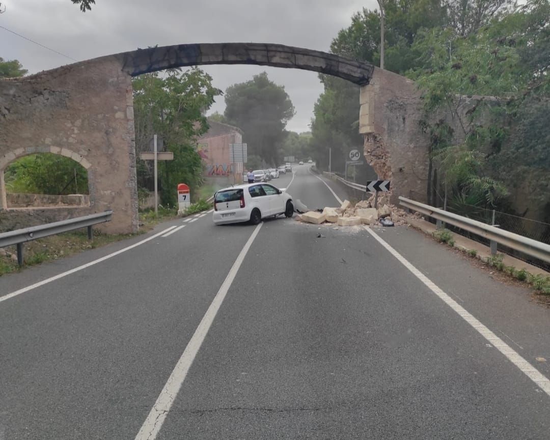 Un coche causa grandes daños en el "Pont des Canet" de Son Servera