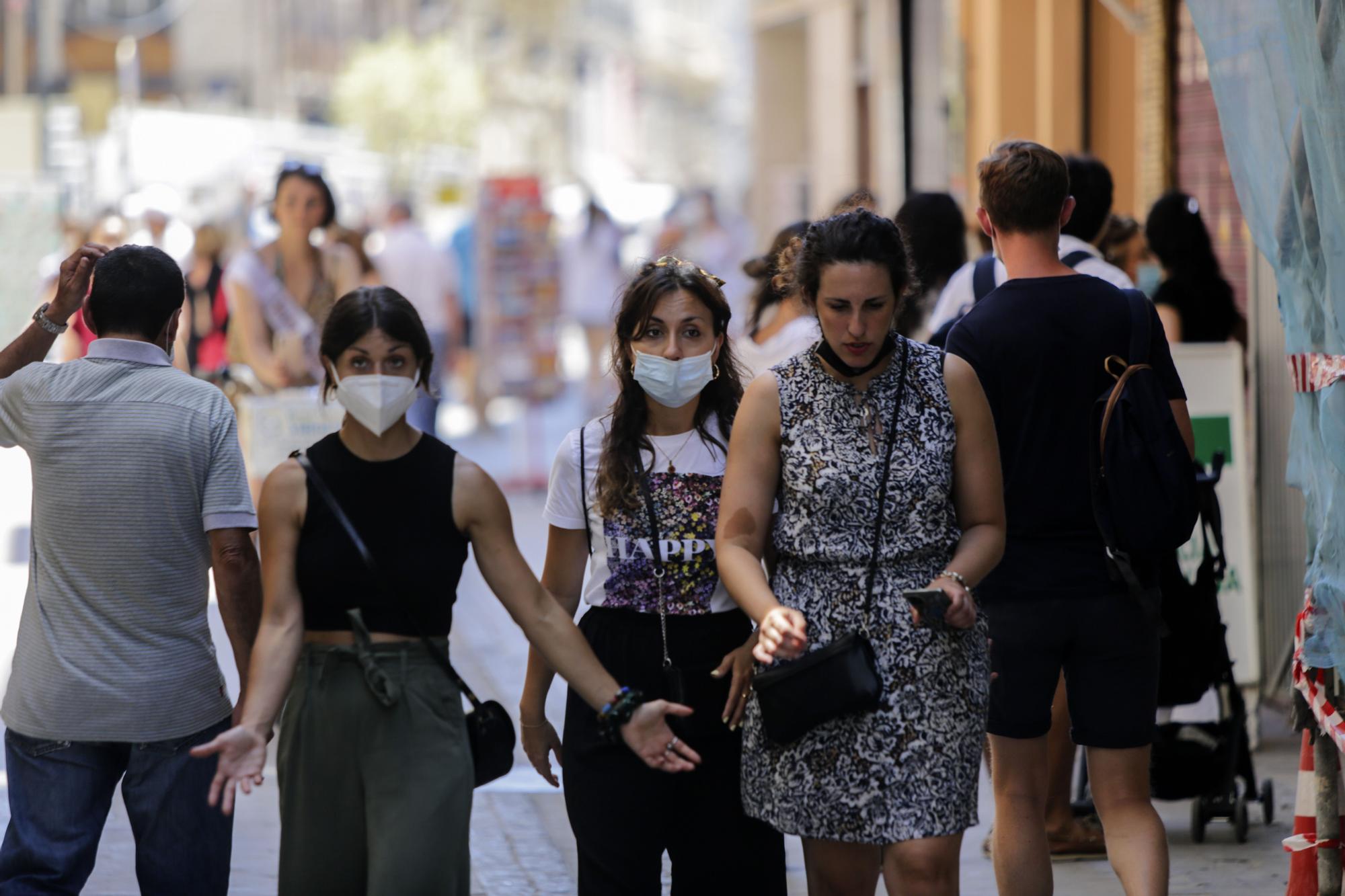 Valencia no se quita la mascarilla en plena calle