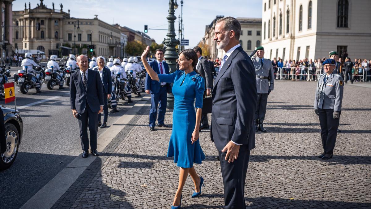 König Felipe VI. und Königin Letizia von Spanien gehen nach der Kranzniederlegung an der Neuen Wache zu Ihrem Wagen und winken zu Schaulustigen. Das spanische Königspaar ist zu einem dreitägigen Staatsbesuch in Deutschland.