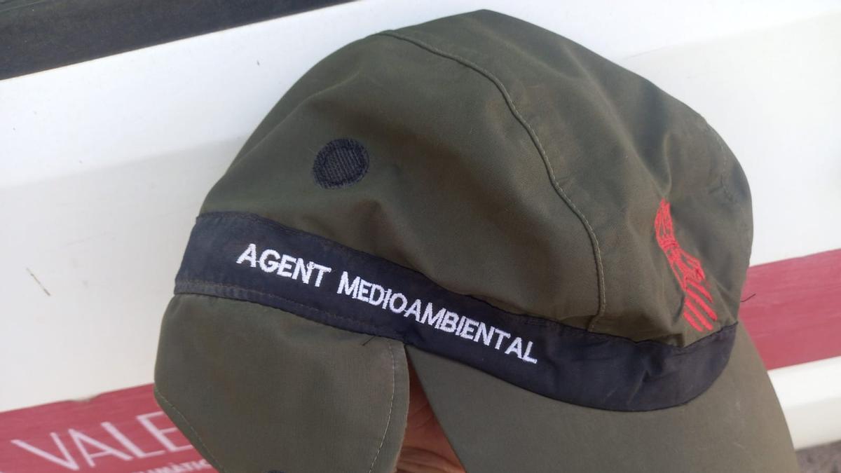 La gorra que les han facilitado a los agentes presenta evidentes faltas de ortografía.