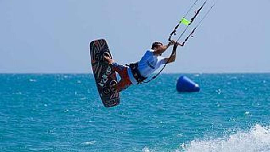 Chico disfrutando del Kite Surf