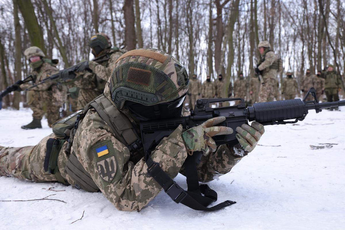 Un voluntario de las milicias ucranianas se entrena en Kiev Un voluntario de las milicias ucranianas se entrena en Kiev