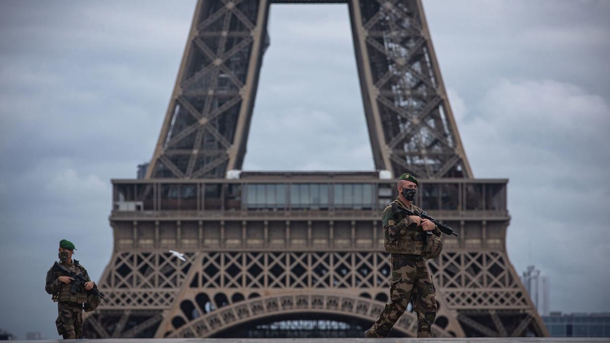 Dispositivo de seguridad en la Torre Eiffel de París.