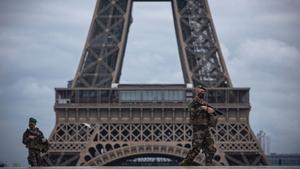 Archivo - Dispositivo de seguridad en la Torre Eiffel de París