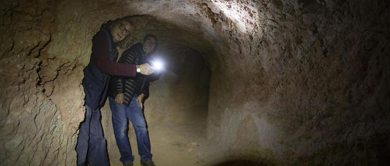 Entramos en las galerías de las trincheras de Estivella