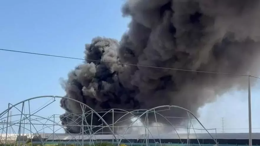 Dos helicópteros y bomberos de la Región y Alicante trabajan en el incendio de un almacén en San Pedro junto a Pilar de la Horadada