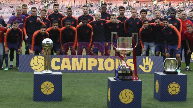 El FC Barcelona ofrece las cinco Copas del Rey a la afición en el Camp Nou