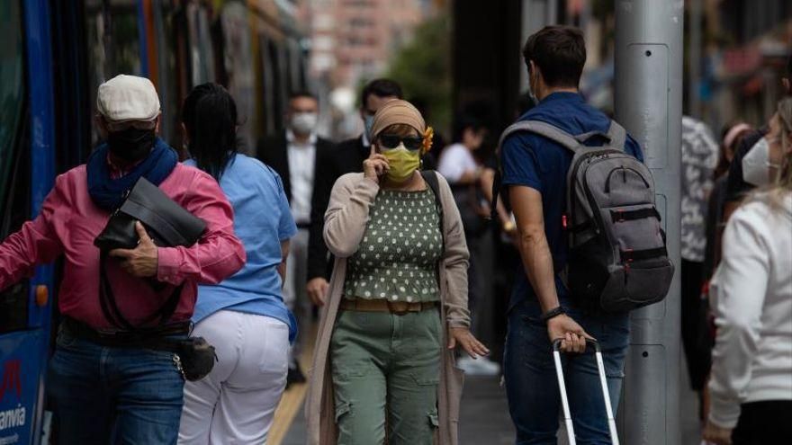 Eva Elisa Álvarez, jefa de servicio de Medicina Preventiva, da consejos sobre el uso de la mascarilla