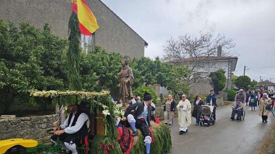 Lluces vive una multitudinaria jornada de San Isidro marcada por la tradición y la participación vecinal