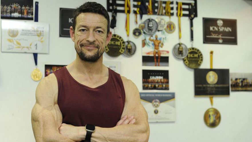 Miguel Pereira, ayer, en su gimnasio ubicado en las Galerías San Antón de A Estrada. | Bernabé/Javier Lalín