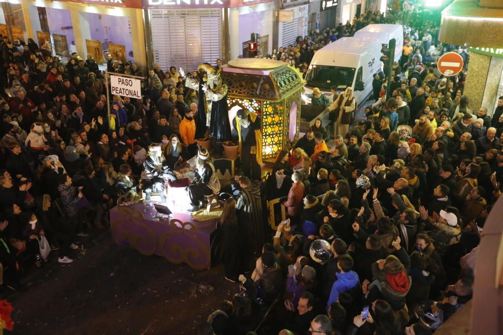 La cabalgata de los Reyes Magos en Elche ha recorrido el centro de la ciudad con 13 carrozas y más de 600 personas