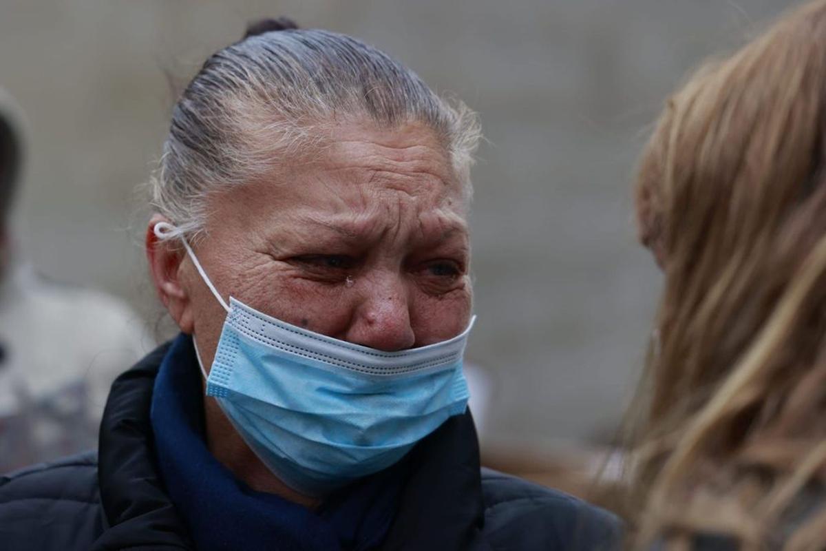 Teresa Torres, hija de Bienvenida, llora durante el desahucio de su madre.