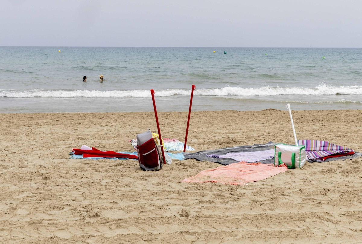 Bandera roja en la playa de San Juan en Alicante: los socorristas obligan a los bañistas a salir del agua por la alerta de viento