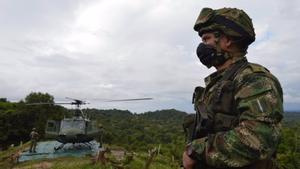 Un soldado junto a un helicóptero en Colombia.