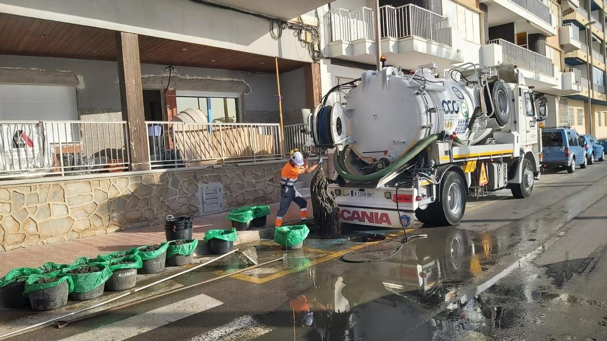 Trabajos de Agamed para desatascar canalizaciones de alcantarillado en el municipio