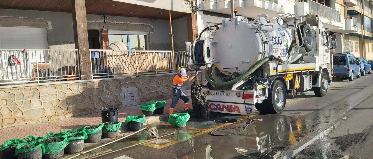 Trabajos de Agamed para desatascar canalizaciones de alcantarillado en el municipio