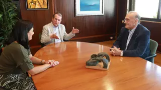 El alcalde de Vigo reclama la facultad de Medicina «ya» mientras el rector prioriza un título compartido