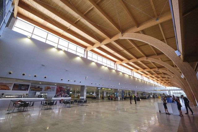 La ministra de Transportes, Raquel Sánchez, inaugura las terminales del Aeropuerto Tenerife Sur