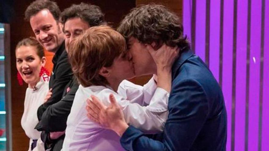 Anabel Alonso responde a la polémica de Luis Rubiales con un beso a Jordi Cruz: &quot;Poco se está hablando&quot;