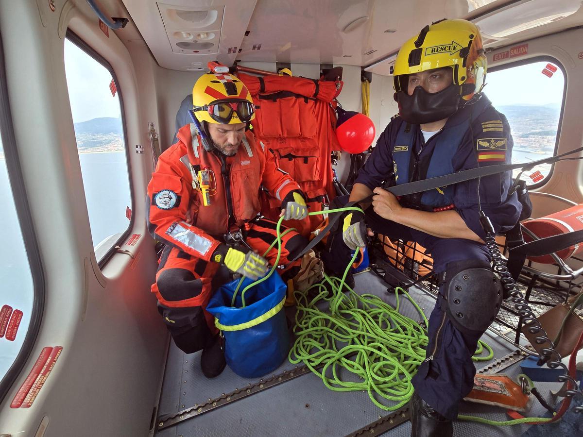 Un día en el «Pesca 1», el helicóptero de Gardacostas de Galicia