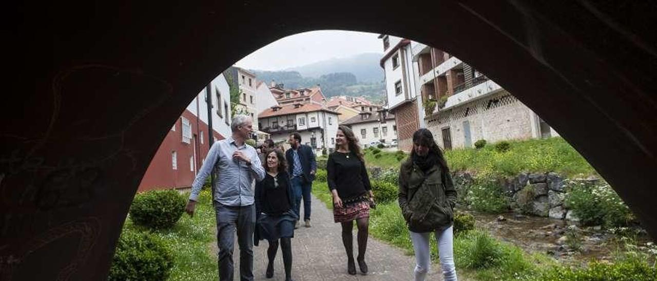 Algunos de los participantes en el &quot;Encuentro en las montañas con la ciencia regional&quot; pasean por Salas.