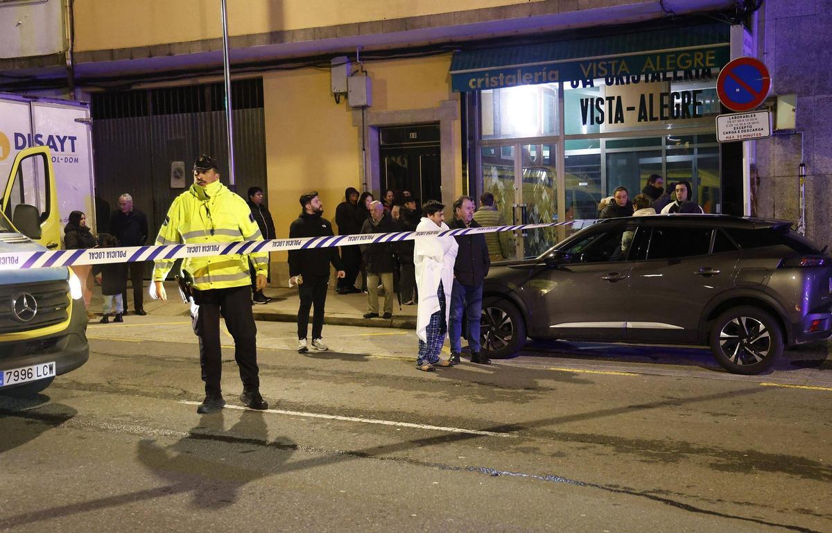 La explosión se produjo en un inmueble de dos plantas alrededor de las 19.00 horas del sábado, y los vecinos de los dos edificios colindantes fueron desalojados por precaución.