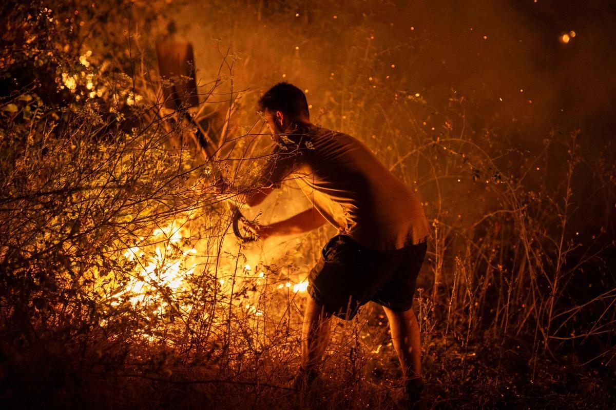Las llamas cercaron por la noche núcleos en A Rúa