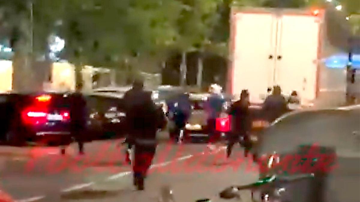 Imágenes de los hinchas radicales corriendo por la zona.