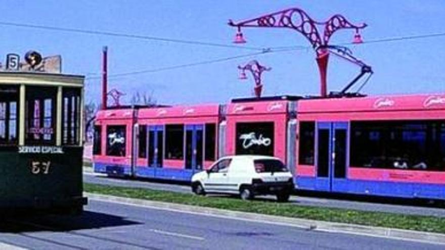 Prototipo de metro ligero que circuló en pruebas por A Coruña en 1999 (derecha), junto a un tranvía turístico. / la opinión