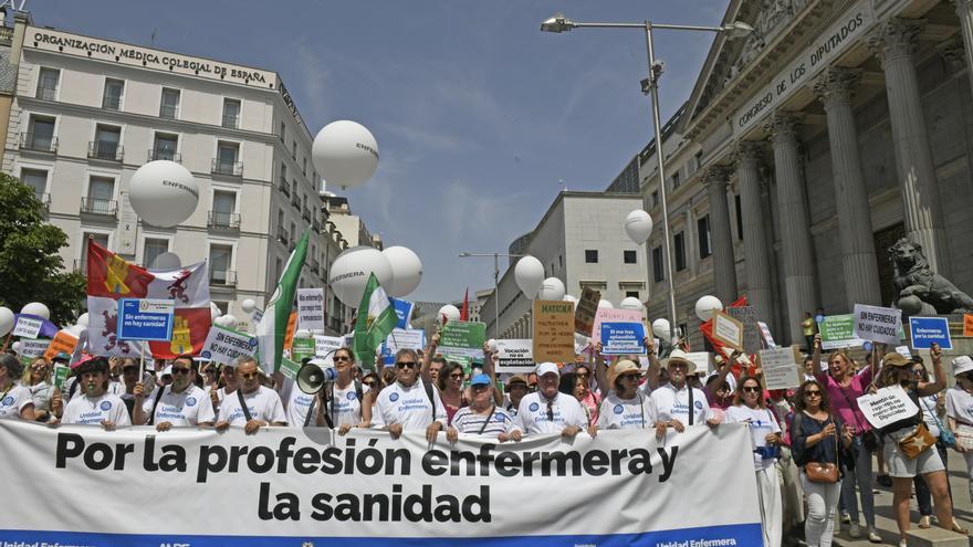 Centenares de enfermeras piden en Madrid mejores condiciones laborales
