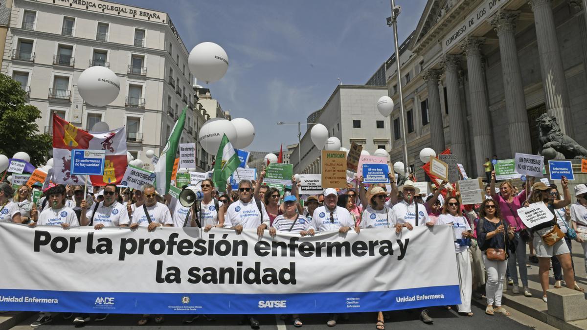 Miles de personas protestan en Madrid contra la precariedad de las enfermeras