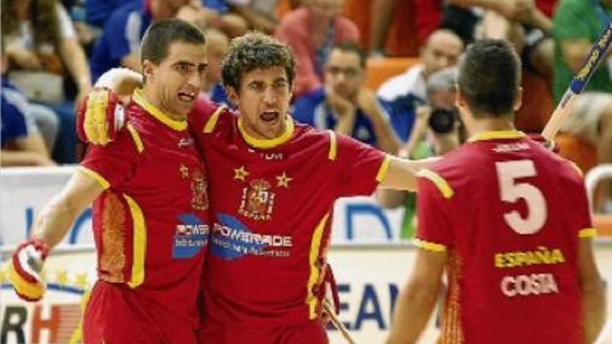 Ton Baliu i Marc Gual (esquerra), abraçats, celebren amb Costa el primer gol d&#039;Espanya contra Portugal