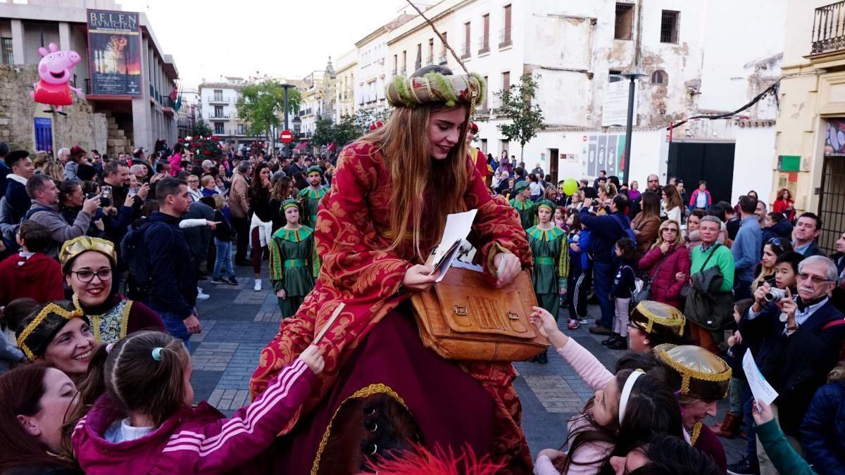 La cartera real del 2019 en Córdoba, la deportista Selena Barrientos, durante el paseo en el que recogió las cartas de los más pequeños para los Reyes Magos.