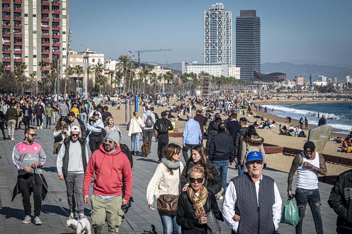 Los barceloneses acuden en masa a las playas de la ciudad para disfrutar del último día primaveral antes de la llegada del frío