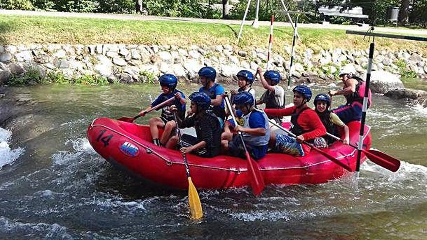 Un grup de joves baixa pel Canal Olímpic del Parc del Segre de la Seu