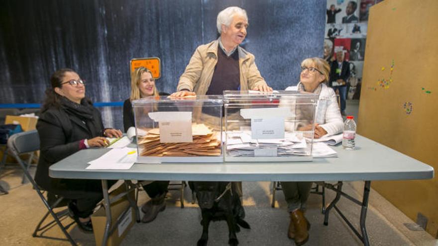 Elecciones 10N: Una persona invidente preside una mesa electoral en un colegio de Alicante