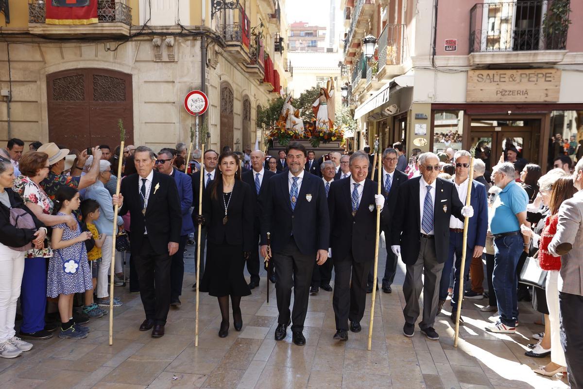 Luis Barcala delante de la imagen de Jesús en Samaria