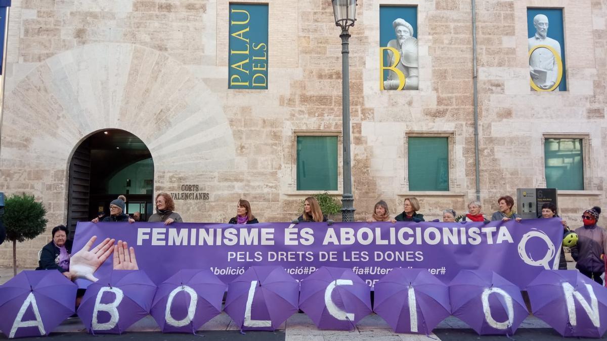 Representantes del Front Abolicionista se manifiestan en la puerta de las Cortes Valencianas.