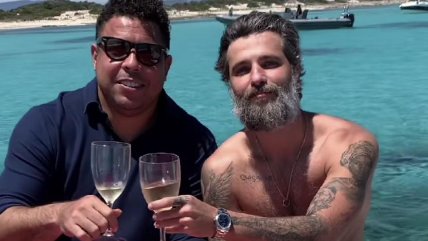 Ronaldo brinda en Formentera con el actor Bruno Gagliasso