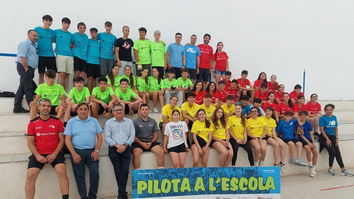 Foto de grup al trinquet municipal d'Agost.