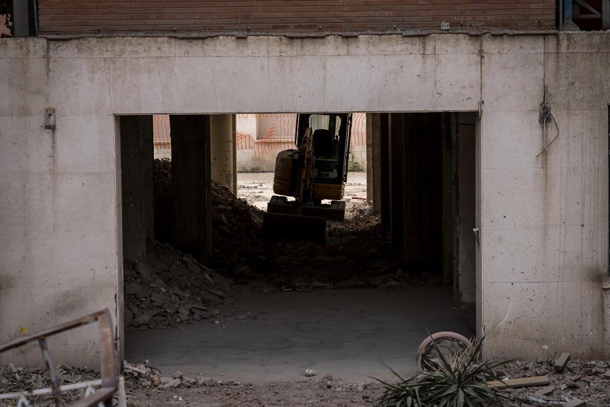 Operarios y maquinaria trabajando en el viejo edificio construido en los años 70 del siglo pasado.