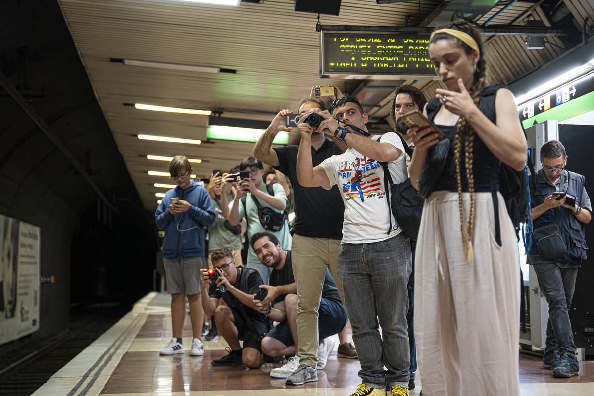 Viaje de jubilación del último tren de la serie 2000 que circulaba por la L3 del metro de Barcelona