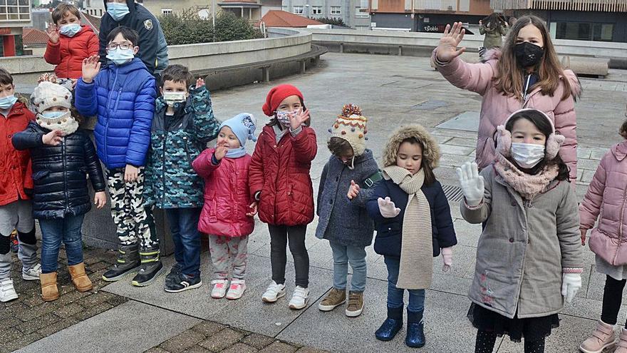 Un grupo de niños saluda al paso de los Reyes Magos en la plaza Concepción Arenal.   | // R.V. 