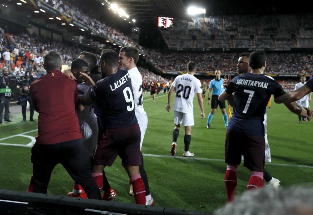 Jugadores de Valencia y Arsenal, a tortas