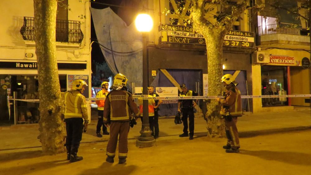 Un edifici en procés d'enderroc s'ensorra parcialment a Blanes