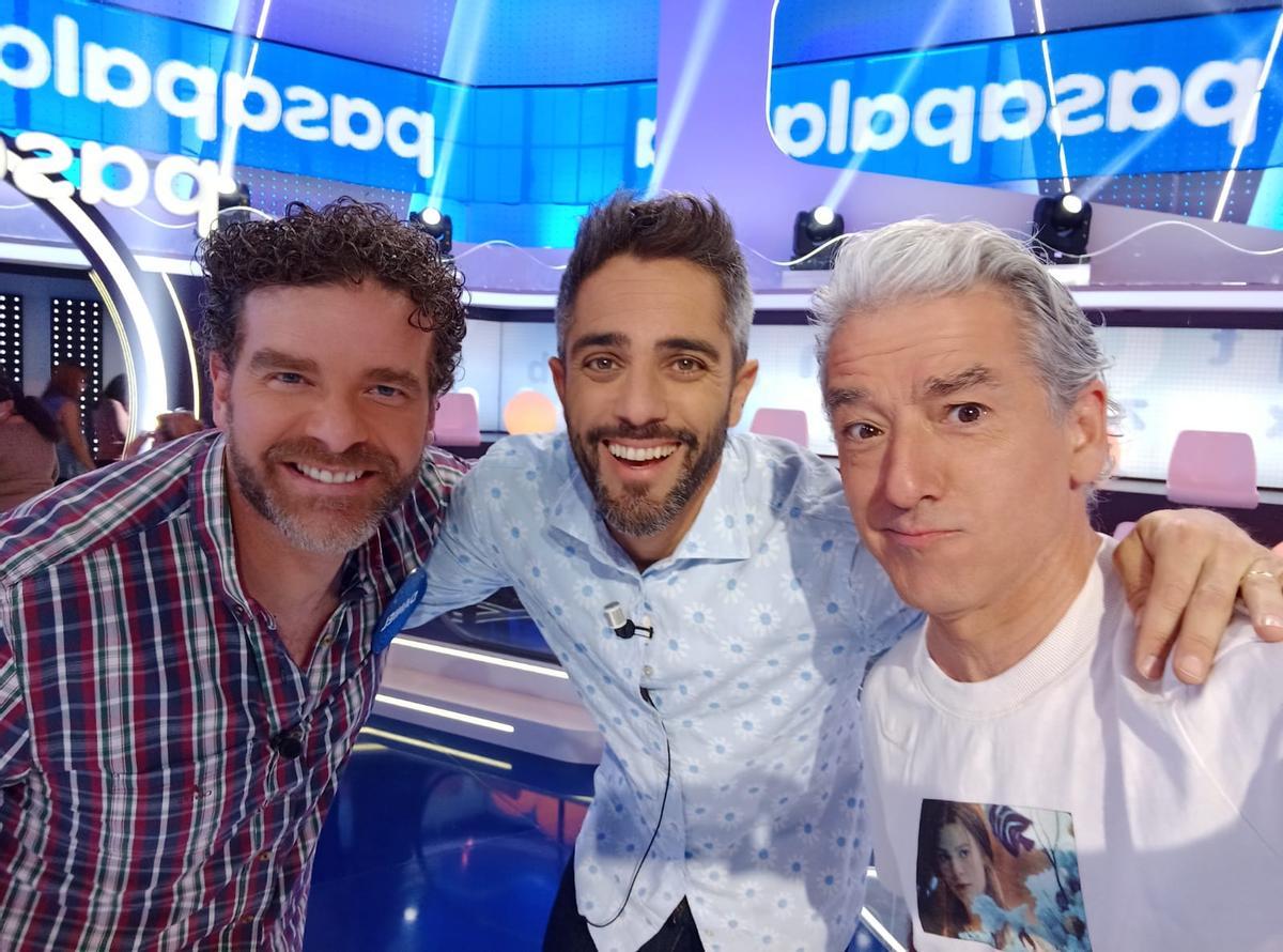 Sergio Pazos (d.), con Daniel  Duarte y Roberto Leal, en  “Pasapalabra”.